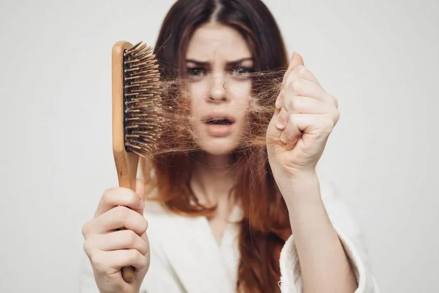 Queda de cabelo nas mulheres: Causas e tratamento